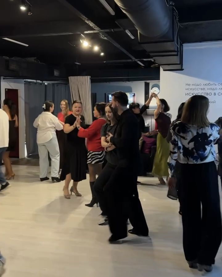 Полный танцпол на вечеринке «Осеннее Abrazo»
